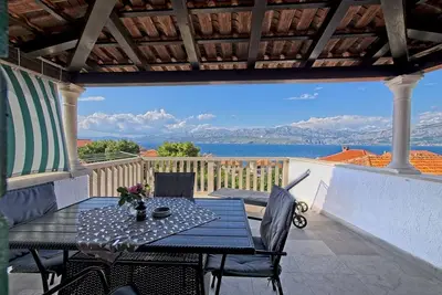 Image de Appartement de deux chambres avec la terrasse et la vue sur le mer Postira, Brac (A-11582-a)