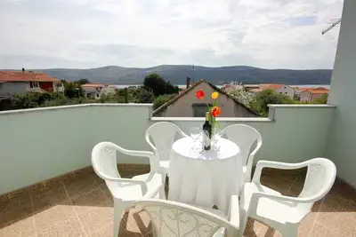 Image de Appartement d'une chambre avec la terrasse et la vue sur le mer Poljica, Trogir (A-10010-a)