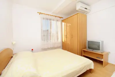 Appartement d'une chambre prés de la plage Vinisce, Trogir (A-5982-b)