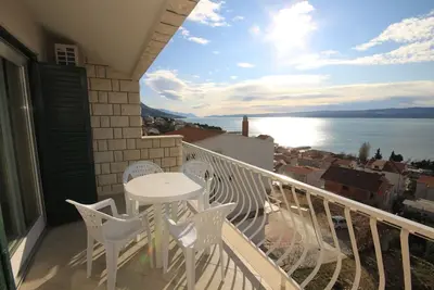 Image de Garçonnière avec la terrasse et la vue sur le mer Duce, Omis (As-7532-d)
