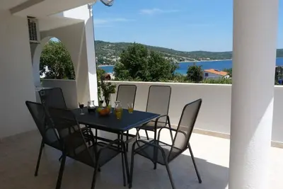 Image de Appartement de deux chambres avec la terrasse et la vue sur le mer Sevid, Trogir (A-6024-f)