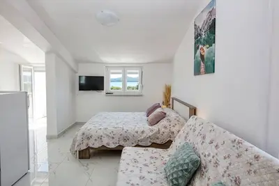Garçonnière avec le balcon et la vue sur le mer Biograd na Moru, Biograd (As-863-a)