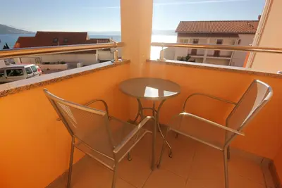 Appartement d'une chambre avec le balcon et la vue sur le mer Duce, Omis (A-9437-a)