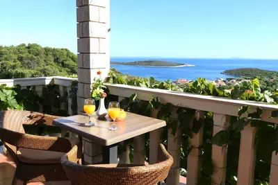 Image de Appartement d'une chambre avec la terrasse et la vue sur le mer Rukavac, Vis (A-8839-a)