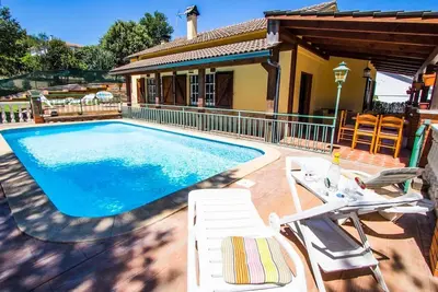 Image de Villa Costa Brava avec piscine privée et jardin spacieux
