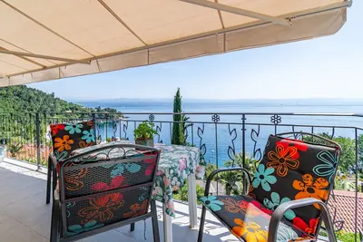 Image de Appartement de deux chambres avec la terrasse et la vue sur le mer Medveja, Opatija (A-7720-b)