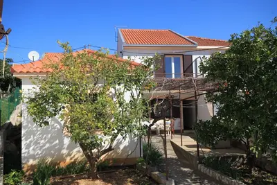 Image de Appartement de deux chambres avec le balcon et la vue sur le mer Slatine, Ciovo (A-8658-a)