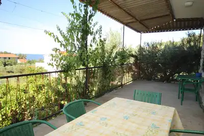 Image de Appartement de deux chambres avec la terrasse et la vue sur le mer Zavala, Hvar (A-8802-a)