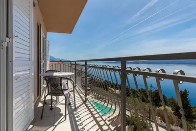 Image de Appartement de trois chambres avec le balcon et la vue sur le mer Mimice, Omis (A-2805-a)