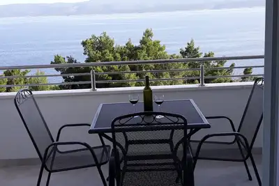 Image de Garçonnière avec la terrasse et la vue sur le mer Medici, Omis (As-1045-a)