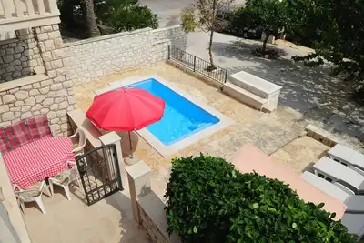 Appartement de trois chambres avec la terrasse et la vue sur le mer Supetar, Brac (A-11360-a)