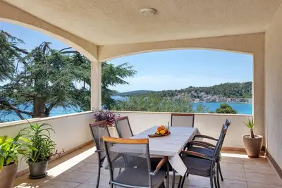 Image de Appartement de trois chambres avec la terrasse et la vue sur le mer Tisno, Murter (A-812-a)