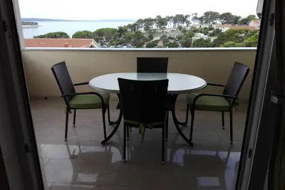 Image de Appartement de deux chambres avec la terrasse et la vue sur le mer Banjol, Rab (A-14134-a)