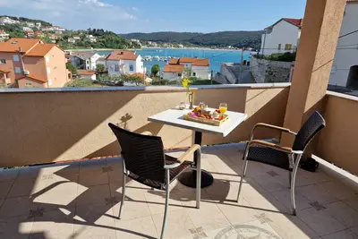 Garçonnière avec la terrasse et la vue sur le mer Kampor, Rab (As-5037-c)
