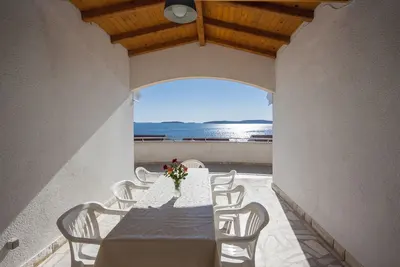 Image de Appartement de quatre chambres avec la terrasse et la vue sur le mer Brodarica, Sibenik (A-5736-b)