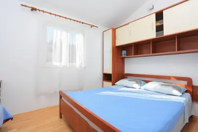 Image de Appartement d'une chambre avec la terrasse et la vue sur le mer Slatine, Ciovo (A-2030-b)