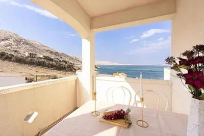 Image de Garçonnière avec la terrasse et la vue sur le mer Metajna, Pag (As-208-a)