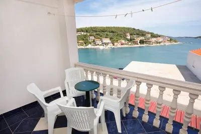 Image de Appartement de deux chambres avec la terrasse et la vue sur le mer Tisno, Murter (A-5086-b)