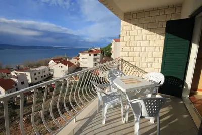 Garçonnière avec la terrasse et la vue sur le mer Duce, Omis (As-7532-a)
