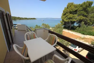 Appartement de deux chambres prés de la plage Baie Kuncabok, Ugljan (A-8255-b)