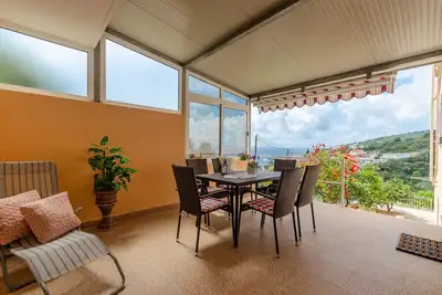 Image de Appartement de deux chambres avec la terrasse et la vue sur le mer Zavalatica, Korcula (A-11216-a)