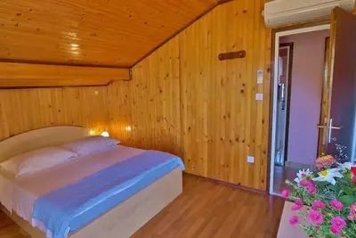 Image de Appartement de deux chambres avec le balcon et la vue sur le mer Supetarska Draga - Donja, Rab (A-4954-b)