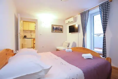 Appartement d'une chambre avec le balcon Omis (A-4327-a)