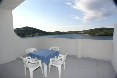 Image de Appartement d'une chambre avec la terrasse et la vue sur le mer Tisno, Murter (A-814-c)