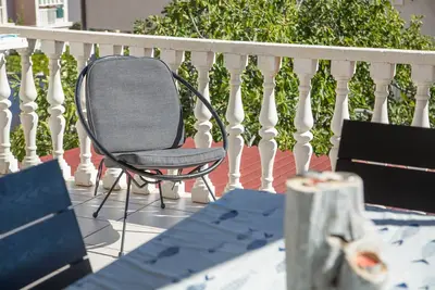 Image de Appartement de deux chambres avec la terrasse et la vue sur le mer Milna, Vis (A-8895-b)
