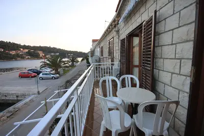 Appartement de deux chambres avec le balcon et la vue sur le mer Brna, Korcula (A-7553-b)