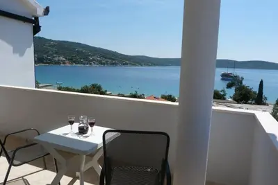 Image de Garçonnière avec la terrasse et la vue sur le mer Sevid, Trogir (As-6024-a)