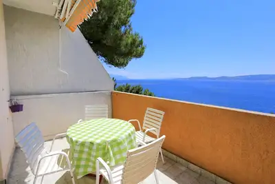 Image de Garçonnière avec la terrasse et la vue sur le mer Marusici, Omis (As-1024-c)