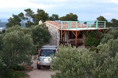 Image de Maison de vacances de style Robinson Crusoé isolée Nevidane, Pasman (K-8529)