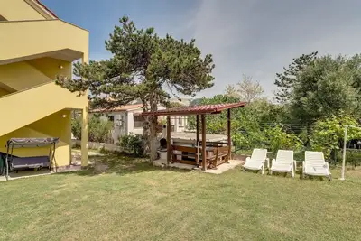 Image de Appartement de deux chambres avec la terrasse et la vue sur le mer Baska, Krk (A-13907-e)