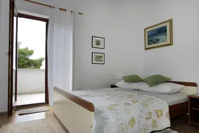 Image de Appartement de deux chambres avec la terrasse et la vue sur le mer Trogir (A-11895-b)