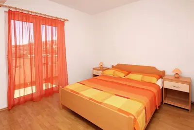 Image de Appartement de deux chambres avec le balcon et la vue sur le mer Seget Vranjica, Trogir (A-4870-a)