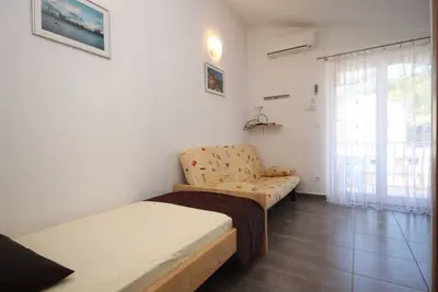 Image de Garçonnière avec le balcon et la vue sur le mer Duce, Omis (As-7532-f)