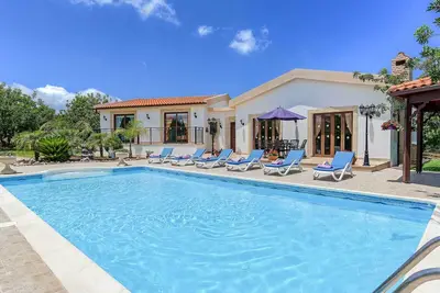 Image de Villa Chariklia - Villa spacieuse indépendante comprenant une piscine privée, un sauna et une connexion Wi-Fi