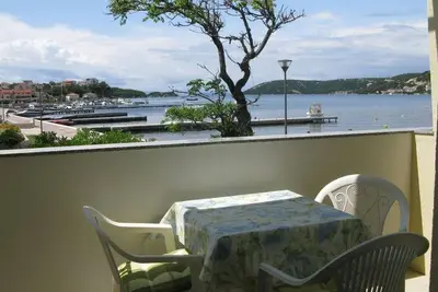Image de Appartement de deux chambres avec le balcon et la vue sur le mer Supetarska Draga - Donja, Rab (A-11769-a)