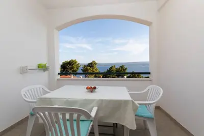 Image de Garçonnière avec la terrasse et la vue sur le mer Medici, Omis (As-1046-b)