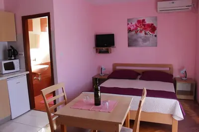 Garçonnière avec le balcon et la vue sur le mer Bibinje, Zadar (As-5786-b)