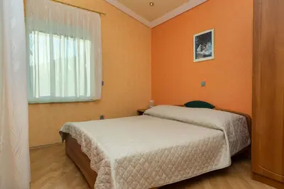 Garçonnière avec le balcon Duce, Omis (As-5973-c)