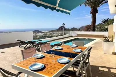 Image de Villa De Luxe À couper le souffle sur la mer! Air Con, Table Wi-Fi Et Ping Pong