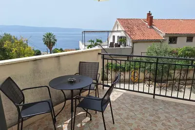 Garçonnière avec la terrasse et la vue sur le mer Mali Rat, Omis (As-10014-a)