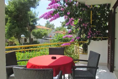 Appartement de deux chambres avec la terrasse et la vue sur le mer Ivan Dolac, Hvar (A-4584-a)