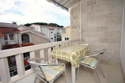 Garçonnière avec le balcon Duce, Omis (As-5973-b)