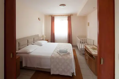 Image de Appartement de deux chambres prés de la plage Bilo, Primosten (A-4191-b)