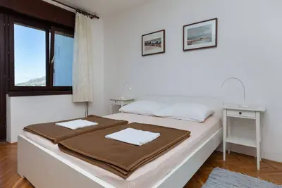 Image de Garçonnière avec le balcon et la vue sur le mer Nemira, Omis (As-2828-a)
