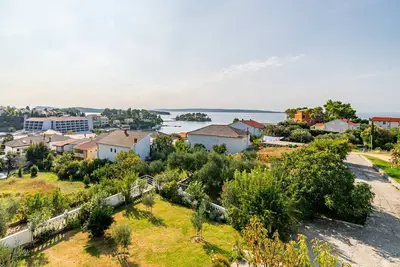 Garçonnière avec le balcon et la vue sur le mer Banjol, Rab (As-5022-a)