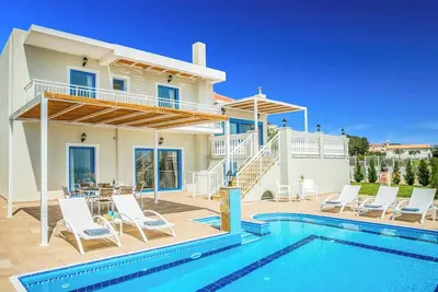 Image de Villa Azure - Cette villa spacieuse a une piscine privée, Wi-Fi et de belles vues sur la mer